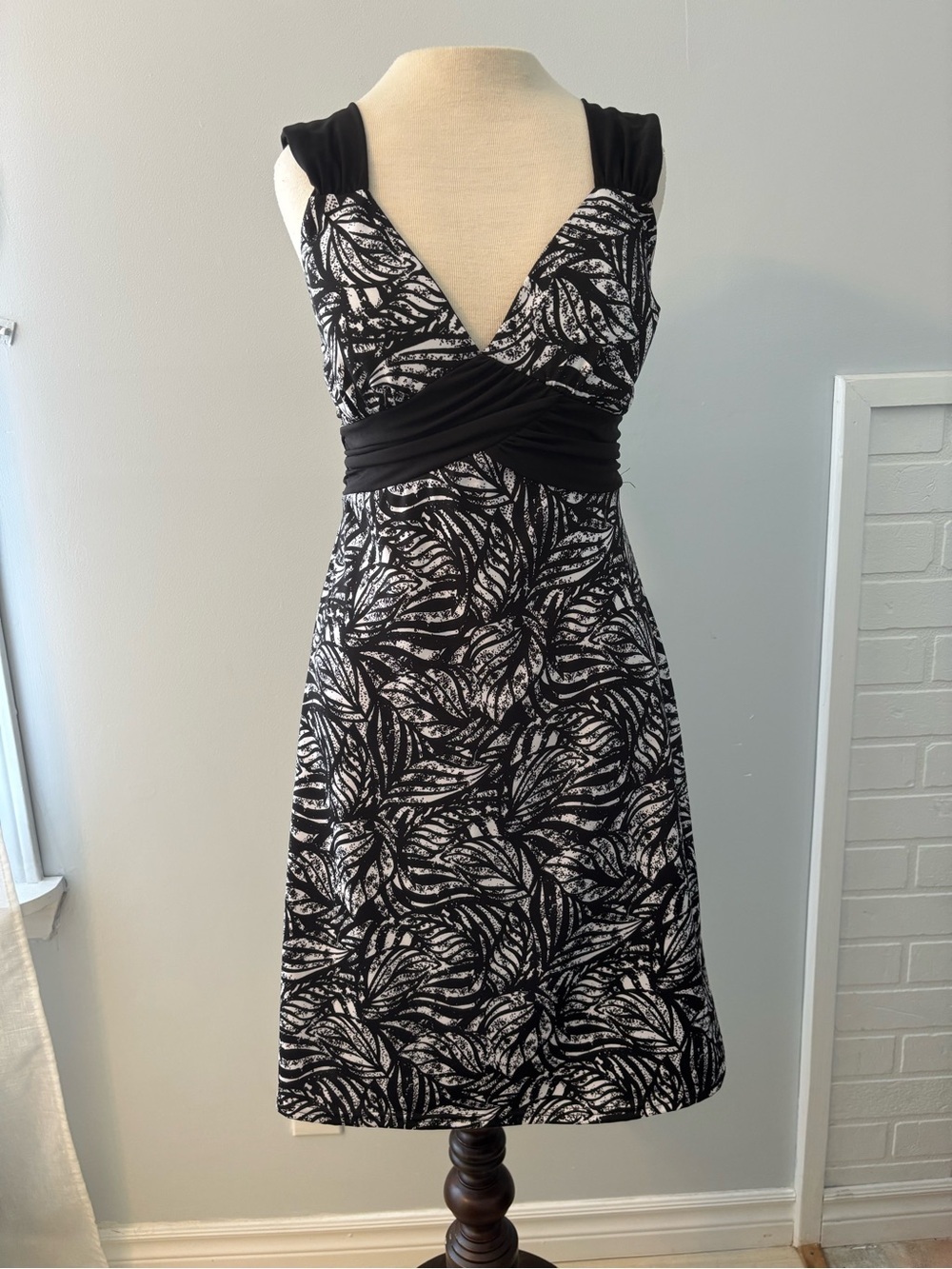 Black & White V-Neck Sleeveless Midi Dress